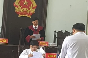 Tòa tuyên án vụ ném vỡ kính xe hơi dù 'loạn' kết quả định giá