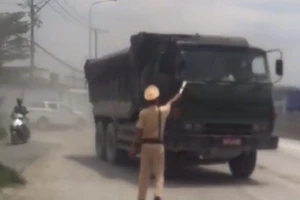 CSGT Đồng Nai truy bắt xe ben nghi gắn biển đỏ giả