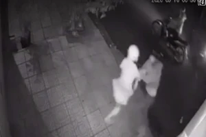 Cô gái giằng co giữa vòng vây nhóm cướp trong đêm ở Đồng Nai