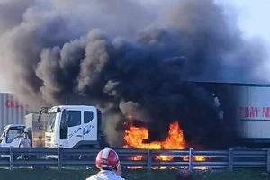 Xe container cháy dữ dội khi đổ dốc cầu Đồng Nai