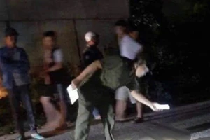 1 người đàn ông bị bạn nhậu đâm chết trên đường