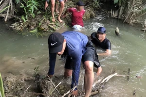 Cảnh sát ngâm mình vây sòng bạc giữa đầm lầy ở Đồng Nai