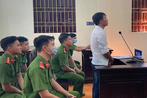 Nói xấu lãnh đạo huyện trên facebook, bị 1 năm tù