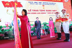 Nhơn Trạch đón danh hiệu Anh hùng Lao động thời kỳ đổi mới