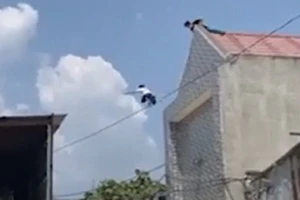 Người đàn ông lộn ngược đầu xuống dưới đất. Ảnh: CTV