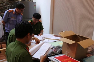 Bắt vợ chồng chủ hệ thống xăng Vân Trúc trong vụ xăng giả