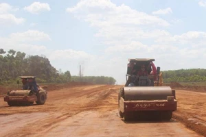 Đề nghị ưu tiên vật liệu làm cao tốc Phan Thiết - Dầu Giây