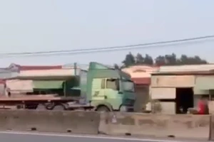 Tài xế 'giỡn với tử thần’ lái ô tô chạy ngược chiều quốc lộ 51