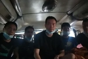 Phát hiện 5 người Trung Quốc trốn trong thùng hàng xe khách