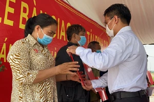 Người dân nhận đất tại khu tái định cư sân bay Long Thành