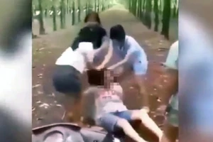 Không trả lời tin nhắn rủ ăn sáng, nữ sinh lớp 6 bị đánh tập thể