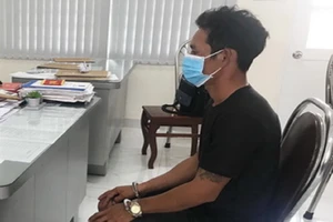 Nghe vợ bị sàm sỡ, dùng súng tự chế bắn bạn