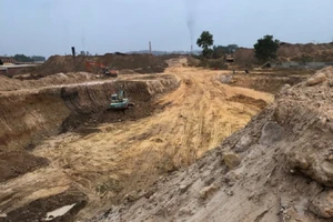 Kiểm tra 'công trường' khai thác đất ở Xuân Lộc, Đồng Nai