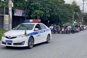 Cảnh sát Đồng Nai dẫn đường cho gần 1.000 người về Đắk Lắk