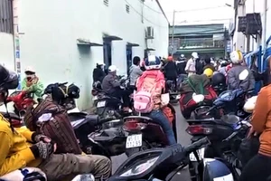 Người dân trong vùng dịch ở Đồng Nai tụ tập đòi về quê