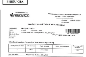 Mang giấy xét nghiệm COVID-19 giả đến bệnh viện yêu cầu đóng mộc