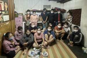 2 vợ chồng gầy sòng đánh bạc cạnh đám tang