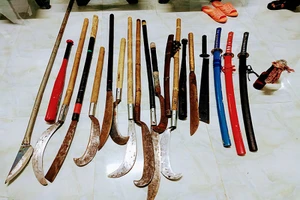 Hình sự ngăn hàng chục thanh niên chuẩn bị hung khí để hỗn chiến 