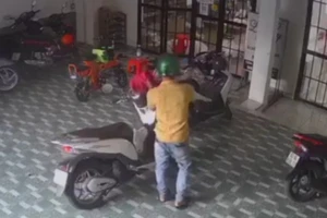 Camera ghi cảnh kẻ trộm vào nhà lấy 2 xe SH ở TP Biên Hòa