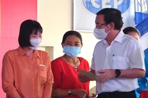 Bí thư Thành ủy TP.HCM tặng quà Tết cho công nhân ở Đồng Nai