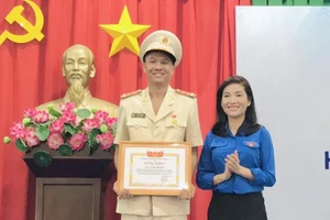 Tặng Huy hiệu Tuổi trẻ Dũng cảm cho chiến sĩ cứu 4 người đuối nước