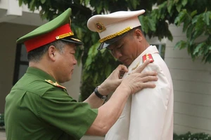 Trao Huân chương Dũng cảm cho chiến sĩ công an cứu 4 người dưới biển