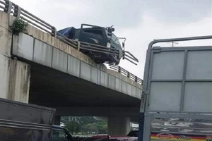 Đồng Nai: Xe tải tông vào lan can cầu vượt suýt rơi xuống đường 