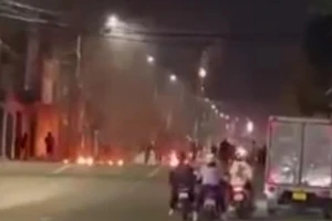 Hỗn chiến bằng 'bom xăng', nghi có tiếng súng nổ trên đường phố Biên Hòa 
