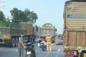 Một phụ nữ trên đường chở mẹ đi khám bệnh bị xe tải cán tử vong