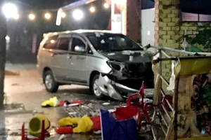 Ô tô lao thẳng vào quán ăn vỉa hè, 3 người trong gia đình thương vong 