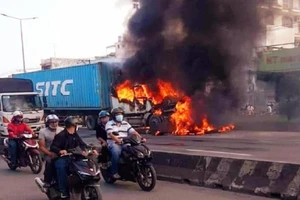 Xe container bất ngờ cháy nổ dữ dội khi đang chạy trên quốc lộ