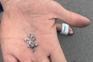 Hàng loạt xe máy, ô tô bị cán đinh trên quốc lộ 51