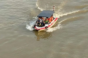 1 phụ nữ bỏ xe máy trên cầu Đồng Nai rồi nhảy xuống sông