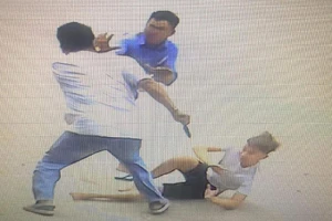 Dùng dao truy sát 2 cha con hàng xóm, lãnh án 10 tháng tù giam