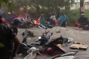 Mưa lớn nước chảy mạnh cuốn nhiều xe máy ở Đồng Nai
