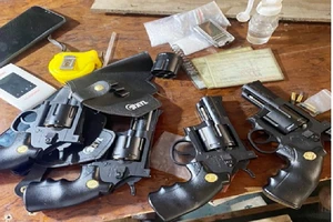 Bắt người đàn ông tàng trữ ma túy cùng 4 khẩu súng ngắn trong nhà