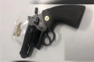 Bắt nghi can dùng súng bắn liên tiếp vào xe ô tô trong đêm ở Đồng Nai