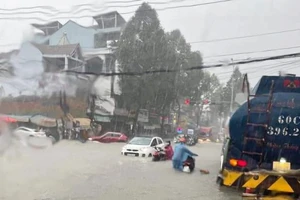 Đồng Nai: Mưa lớn, nhiều tuyến đường ngập sâu và ùn tắc