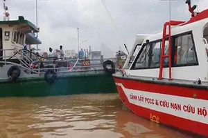 Tàu chở 230.000 lít xăng bốc cháy trên sông Đồng Nai