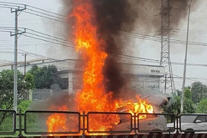 Đồng Nai: Ô tô 4 chỗ bốc cháy dữ dội khi chạy trên QL 1A 