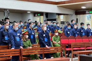 Vụ buôn lậu 200 triệu lít xăng: Tạm dừng phiên tòa 5 ngày để bổ sung chứng cứ