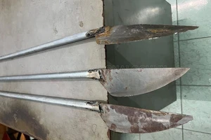 Bắt nhóm thanh thiếu niên dùng bom xăng, dao phóng lợn giải quyết mâu thuẫn