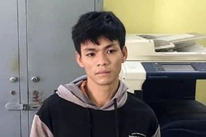 Đang đi bộ cùng con thì bị cướp kề dao tấn công lấy điện thoại