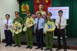 Khen thưởng nóng lực lượng truy bắt nghi can cướp tiền trong ngân hàng ở Đồng Nai 