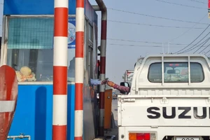 Vì sao các trạm BOT quốc lộ 51 chưa lắp đặt thu phí không dừng theo quy định?