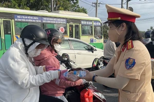 CSGT Đồng Nai tiếp sức người dân về quê đón Tết 