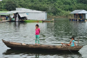 Những đứa trẻ 'siêu lái xuồng' dưới lòng hồ Trị An