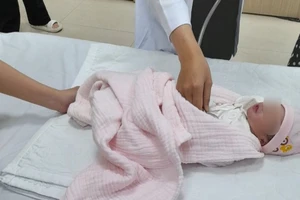 Đồng Nai: Trẻ chưa cắt dây rốn bị bỏ rơi cạnh bao rác