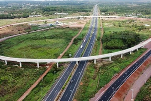 Hình ảnh đường cao tốc Phan Thiết - Dầu Giây chuẩn bị đưa vào sử dụng
