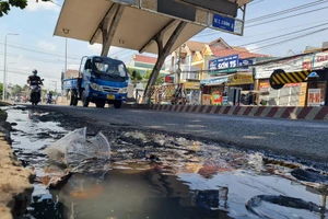 Hình ảnh nhếch nhác tại đường BOT vừa được cho thu phí lại vào ngày 1-5